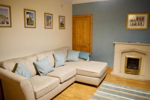 Restalrig Apartment | Modern Retreat with Complimentary Parking and Great Reviews