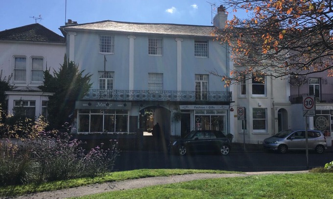 Hurstpierpoint House | Refurbished Double Room in Village with Breakfast Included