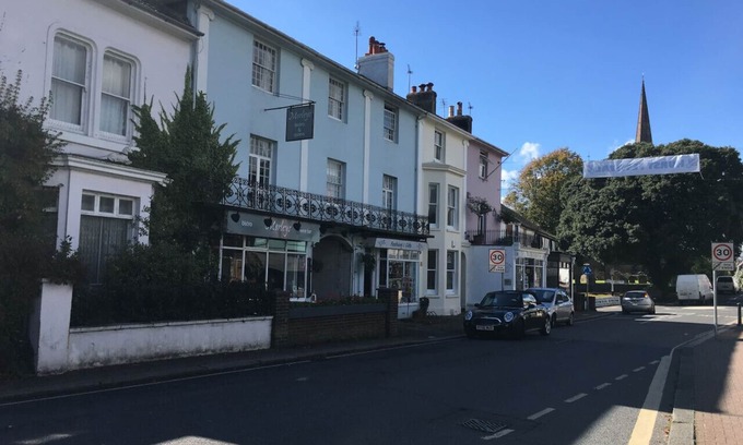 Hurstpierpoint House | Modern Ensuite Double Room in Quaint Village Setting