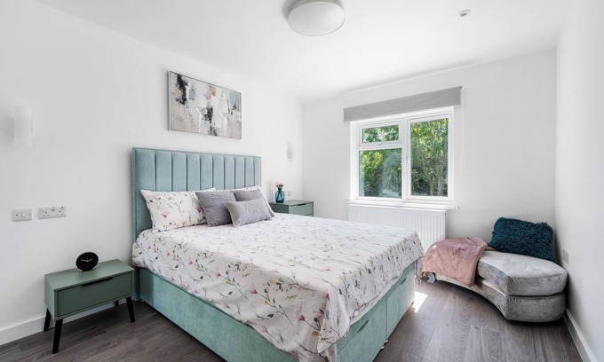 Whittington Apartment | Refurbished 2 Bed Retreat Near Mill Hill Train Station