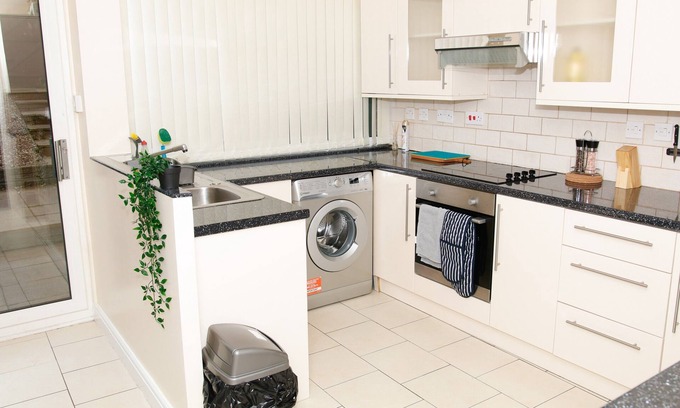 Cradley House | Refurbished 3 Bedroom House with Lake View in B32 Area