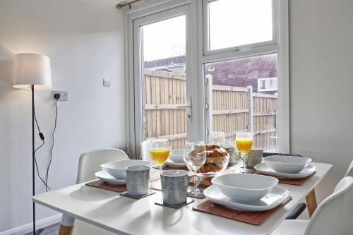 Basildon House | Pet-Friendly 3BR House in Basildon with Garden & Netflix