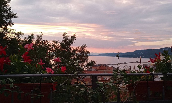 Citta Nuova-Barriera Nuova-San Vito-Citta Vecchia Apartment | Refurbished Flat on San Giusto Hill with Sea Views & Breakfast