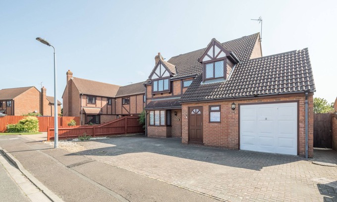 Peterborough House | Beautifully Refurbished House with Family-Friendly Amenities
