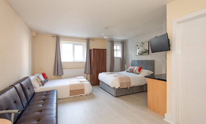 London Borough of Bromley Apartment | Refurbished Studio with Kitchen, 20mins from London Bridge