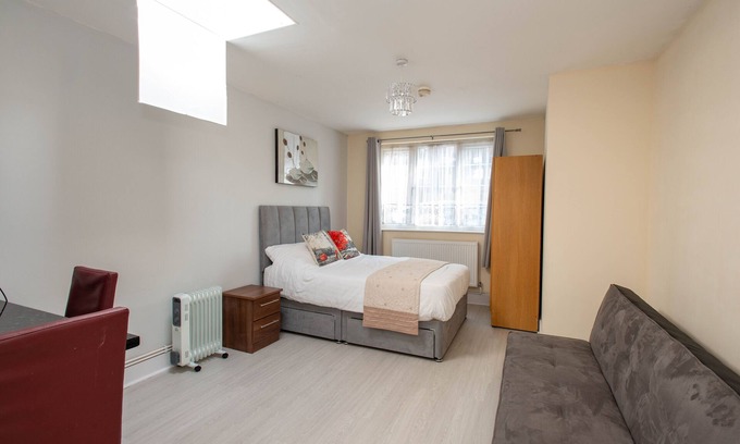 London Borough of Bromley Apartment | Refurbished Studio near London Bridge with Family Amenities