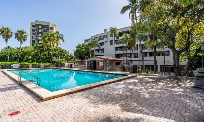 Key Biscayne Condo | Refurbished 3-Bed Apartment with Ocean View in Key Biscayne