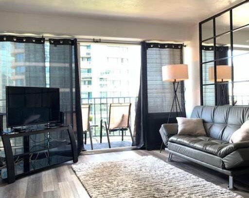 McCully - Moiliili Apartment | Pet-Friendly 2 BDRM Queen with Pool & High Guest Ratings