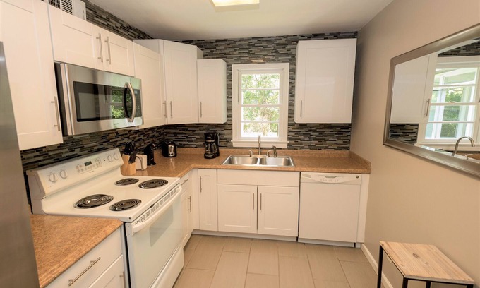 Cottondale House | Modern 3 Bedroom Retreat Near UA - Rated 9.6/10, Pet Friendly!