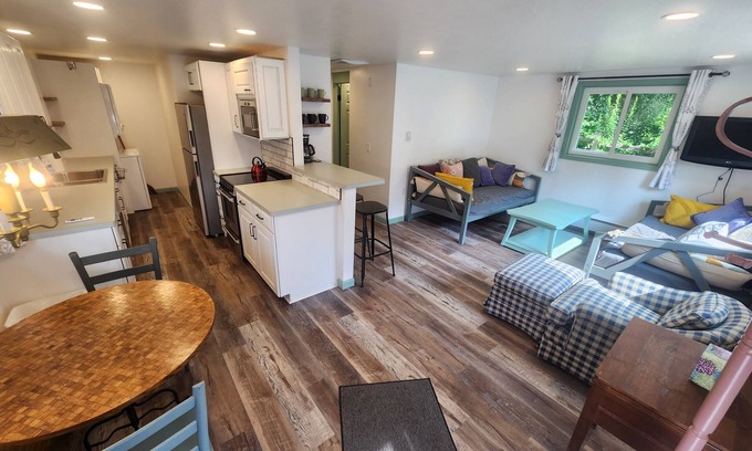Northport Apartment | Bright Garden Apartment in Northport with Ocean Views