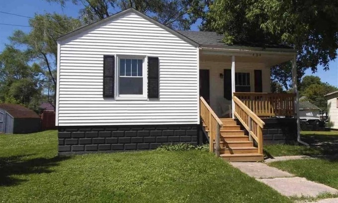 Linwood House | Beautifully Remodeled Cottage Near the Marina with Amenities