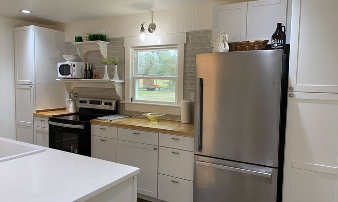 Hudson Cottage | Modern Cottage Retreat: Rated 10/10 with Breakfast Included