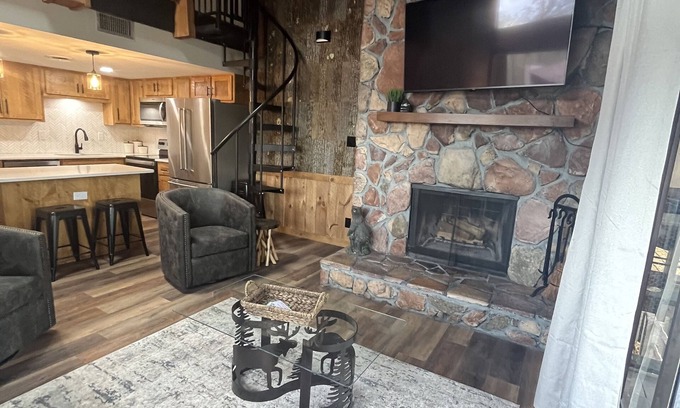 Sevierville Condo | Modern English Mtn Hideaway with Pool near Dollywood