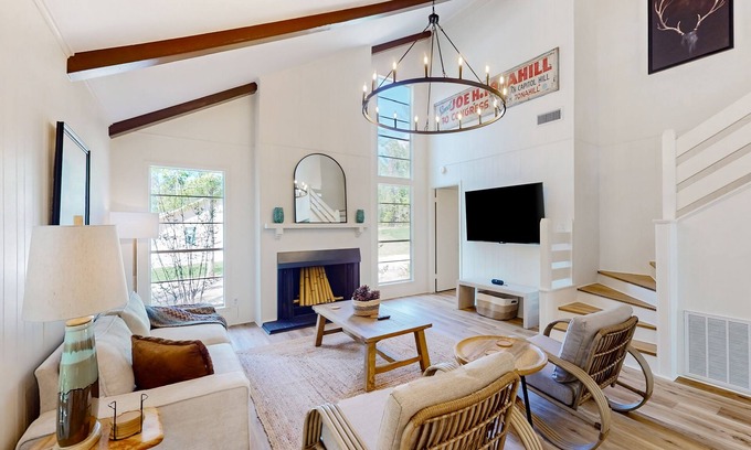 Brookeland House | Dog-Friendly Treetop Retreat with Firepit & Spa Amenities