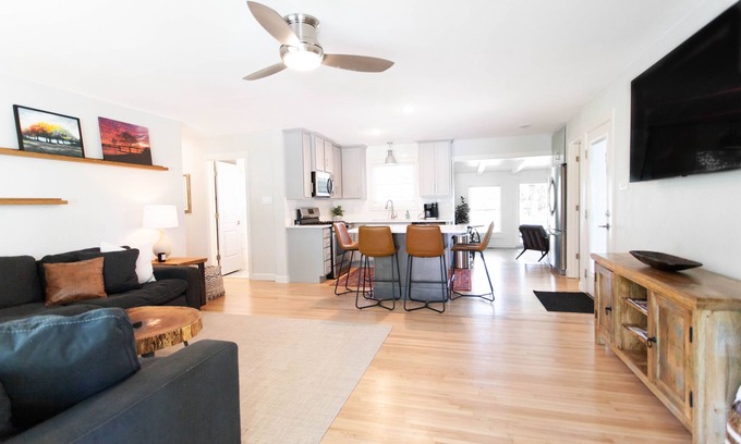 Little Rock House | Exceptional Riverfront Retreat Near Airport with Breakfast