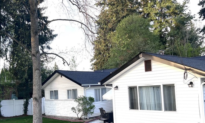 Edmonds House | Modern Retreat with Spa and Hot Tub in Edmonds
