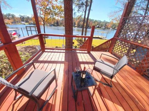 Hillister House | Newly Remodeled Lakehouse on Private Lake sleeps 8