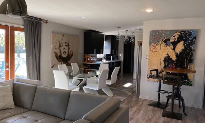Roanoke House | Newly Remodeled Modern - Downtown Roanoke -walk to dining/shopping/movie house