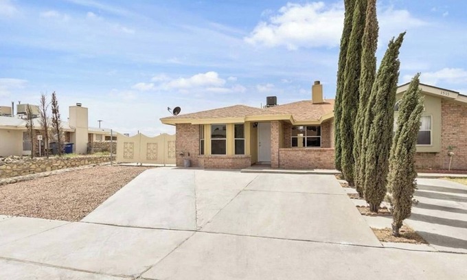 Biggs Field House | Modern Smart Home with Spa & Breakfast - Guest Rated 9.8