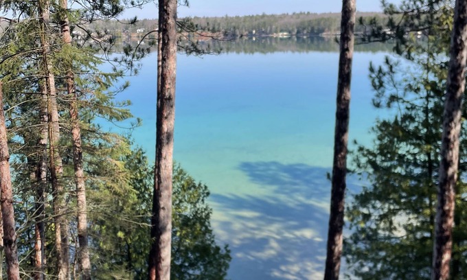 Hillman House | Discover the Peaceful Avalon Sunshine Cottage by the Lake