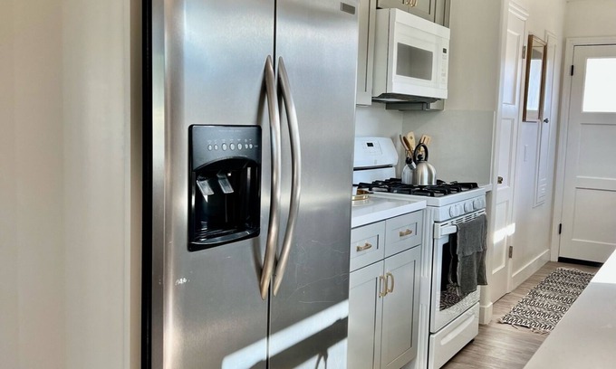 Salinas House | Modern King Suite Duplex - Guest Rated 10/10 & Child Friendly