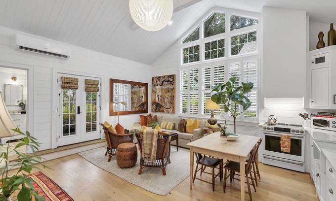Greenville Cottage | Impeccable Downtown Guest Cottage with Kitchen & Family Appeal