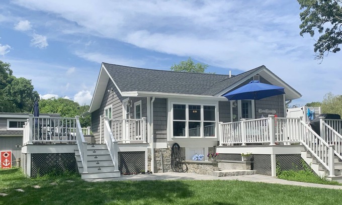Wareham Cottage | Waterfront Cottage with Deck & Fire Pit Near Private Beach