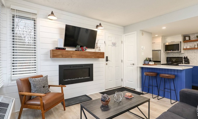 Craigleith Ski Chalet | Renovated Studio with Spa and Scenic Views at Blue Mountain