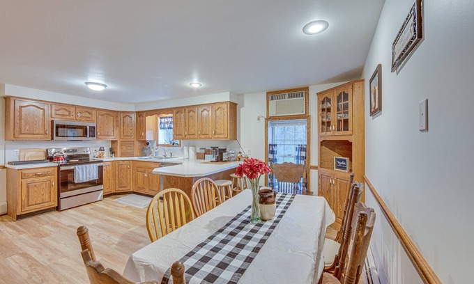 Mount Pleasant Mills House | Relax at Hunter’s Dutch Country Paradise on 60-Acre Farm