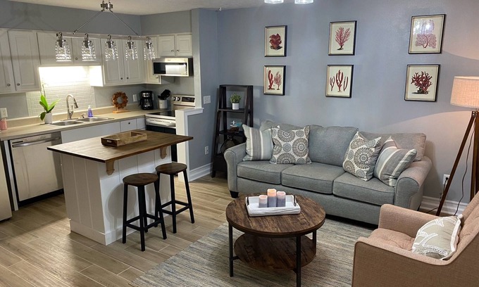 Thomas Drive Condo | Modern Beach Condo with Ocean View and Family-Friendly Amenities