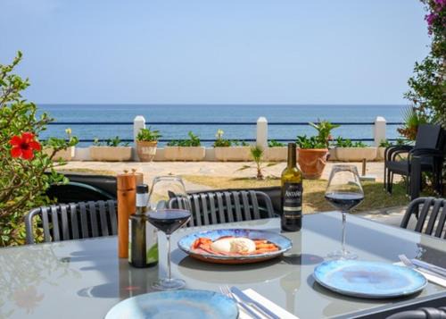 Sitio de Calahonda Apartment | Beachfront 2 Bedroom House with Pool & Ocean View, Rated 9.7