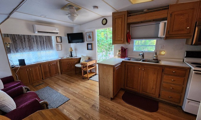 Homosassa House | Cozy Oceanfront 1 Queen Bedroom Getaway with Spa & Pool