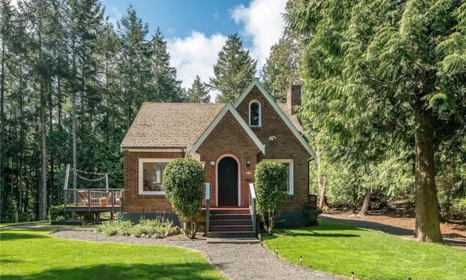 Roche Harbor House | Elegant 1929 Cottage: Wheelchair Accessible & Family-Friendly