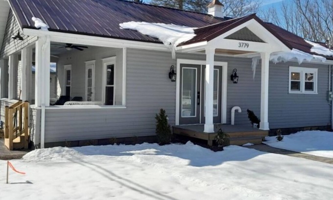 Greenhurst House | Quiet Retreat with Lake View: 2 Bed, 2 Bath Escape