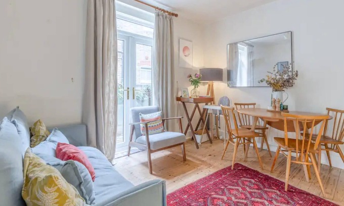 Earlsfield Apartment | Newly Renovated 2 Bedroom Apartment in Earlsfield with Garden