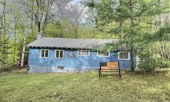 Corinth Cabin | Newly Renovated 2 bedroom + LOFT cabin with WiFi at the Lake!