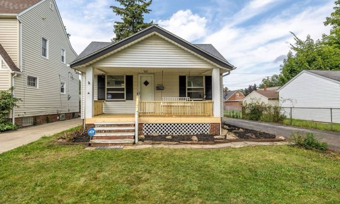 South Euclid House | Modern 2BD House, Pet-Friendly Near Cleveland Clinic