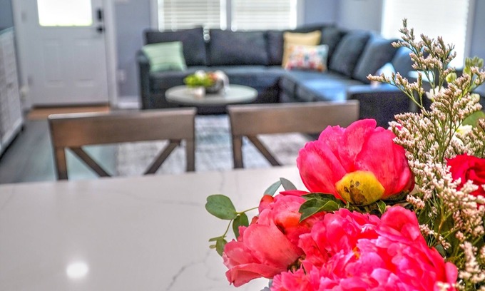 League City House | Newly renovated 3B/2Bath house in historic League City, walkable to shops & Food