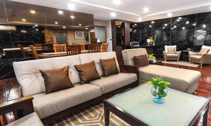Khlong Tan Nuea Apartment | Stylish 3BR Suite with Pool Near BTS Thonglo - Guest Rated 10/10