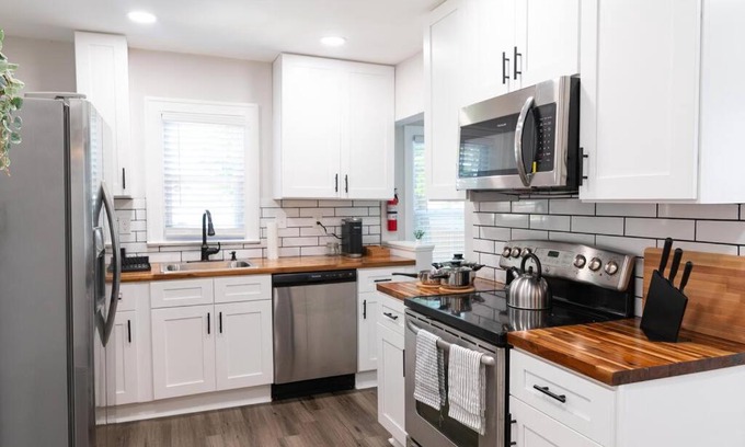 Independence House | Modern 3BR Retreat with Private Yard & Pet-Friendly Amenities