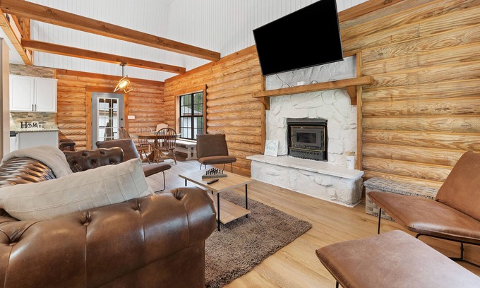 Florida Panhandle Cabin | Unwind in a Renovated Cabin with Hot Tub & Firepit