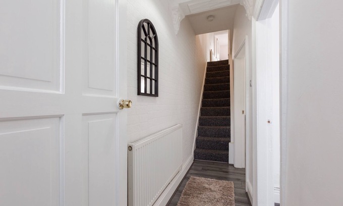 Bootle Apartment | Modern 4-Bed Retreat with Free Parking & Breakfast Included