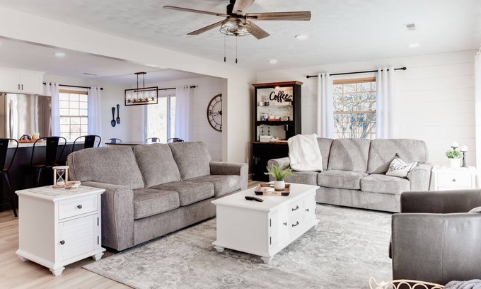 Bellville House | Renovated 4BR Farmhouse with Breakfast & Country Views