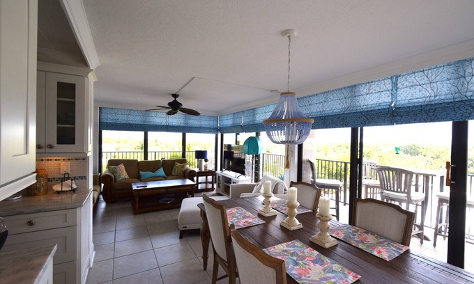 Siesta Key Condo | Renovated 4th Floor Condo Near Siesta Key Beach with Pool