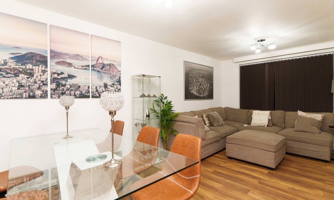 Chapeltown House | Modern 6-Bedroom House in Leeds, Perfect for Families