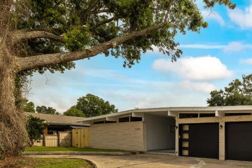 Port Arthur House | Inviting 6Br Home in Port Arthur with Hot Tub & Pet Friendly