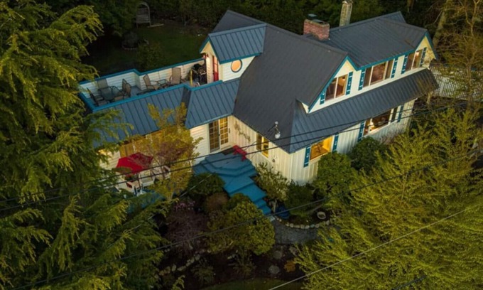 Freeland House | Experience Anchor House: Rooftop Patio & Pet-Friendly Stay