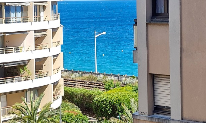 La Bocca Apartment | Renovated Oceanfront Apartment with Spa & Pool, Walk to Sea