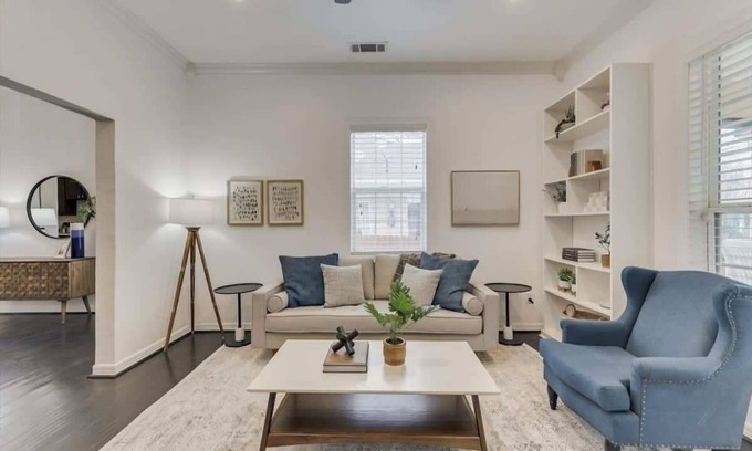 Kessler House | Stylish Bishop Arts Home: Pet-Friendly & Family Ready