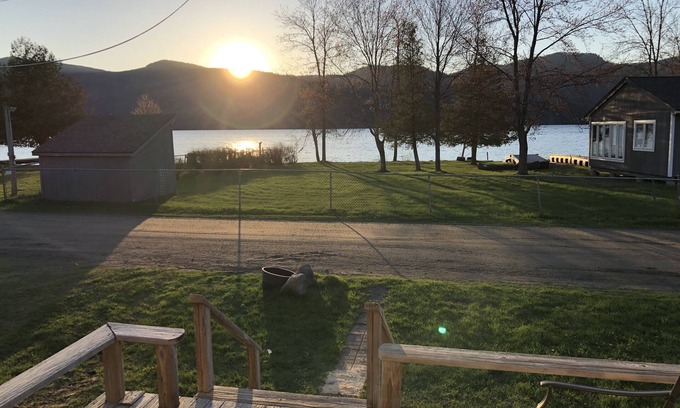 Huletts Landing House | Renovated Cabin with Private Water Access and Pool